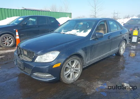 2013 Mercedes-Benz C 300 Luxury 4Matic z USA, uszkodzony, nr VIN WDDGF8ABXDR254141